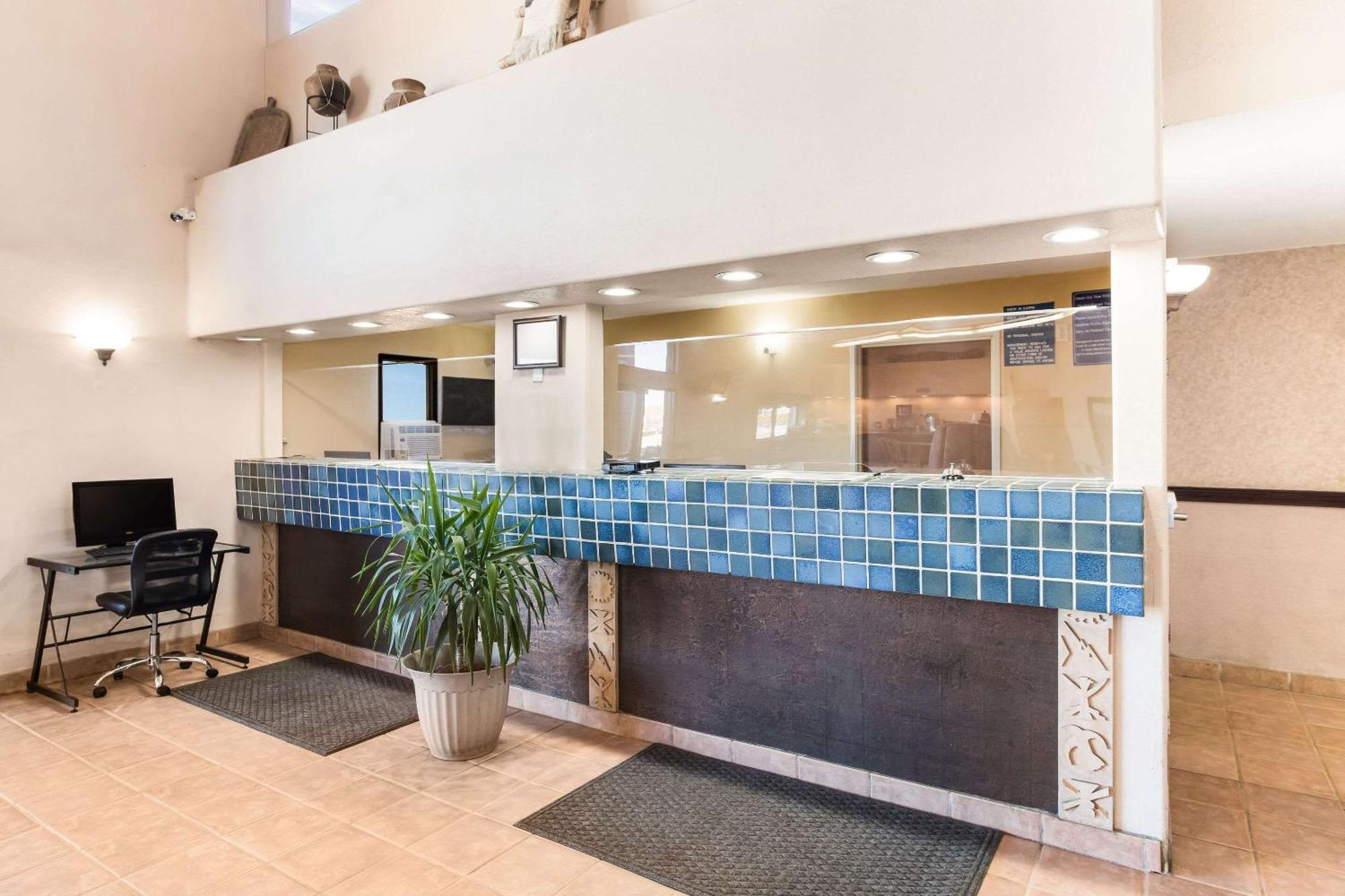 גאלופ Rodeway Inn מראה חיצוני תמונה