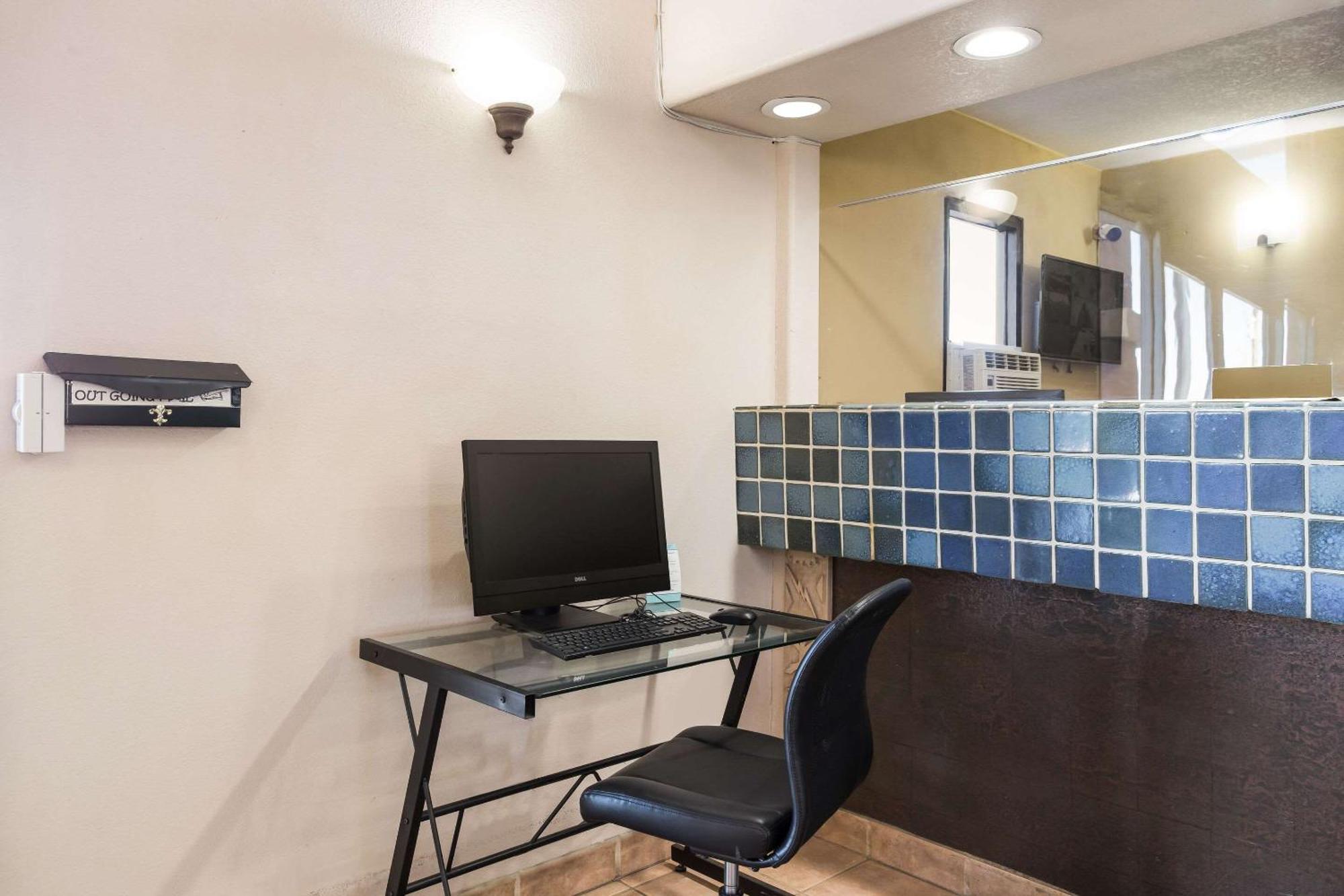 גאלופ Rodeway Inn מראה חיצוני תמונה